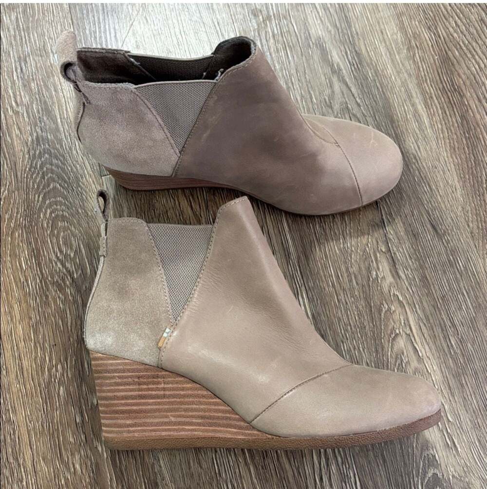 TOMS Kelsey Taupe Grey Leather Mixed Media Wedge Booties